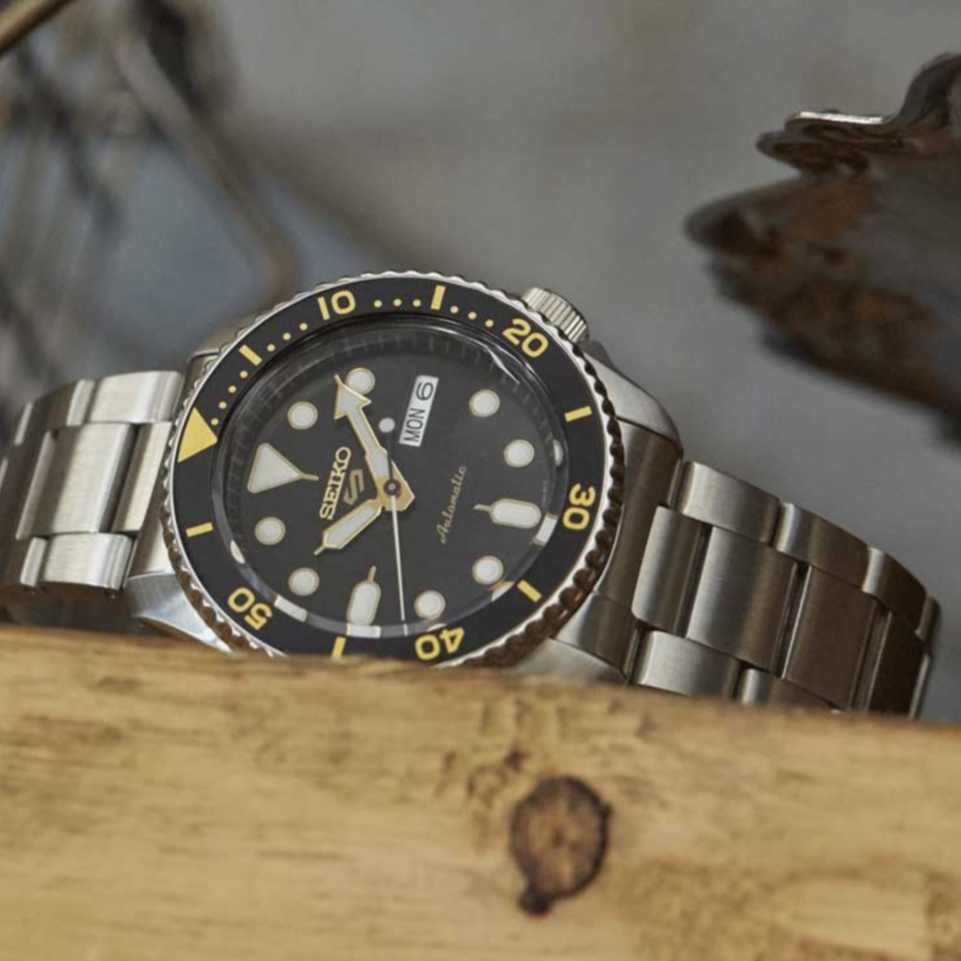 RELOJ SEIKO 5 SPORTS SRPD57K1 AUTOMATICO NEGRO DORADO 42.5MM GOODTIME.CL