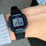 RELOJ CASIO VINTAGE LA-20WH-1CDF MINI NEGRO LÍNEA AZUL